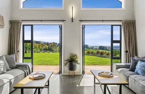 Acacia Bay House | Lake Taupō Luxury Home plus Hideaway Apartment