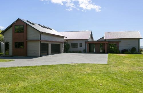 Acacia Bay House | Lake Taupō Luxury Home plus Hideaway Apartment