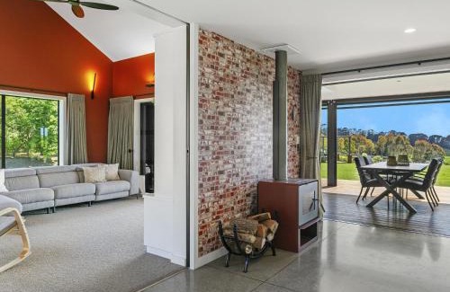 Acacia Bay House | Lake Taupō Luxury Home plus Hideaway Apartment
