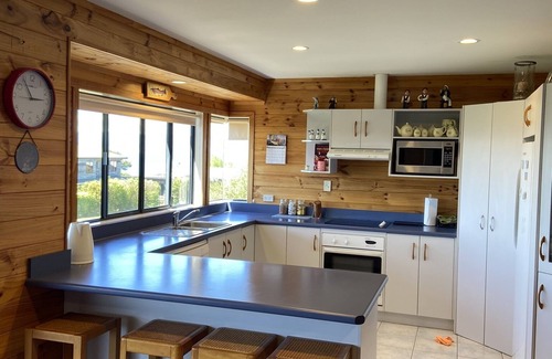 Whareroa Village House | Lake Taupo Near to Waterfront Location A Water Lover's Paradise: Up to 8 guests