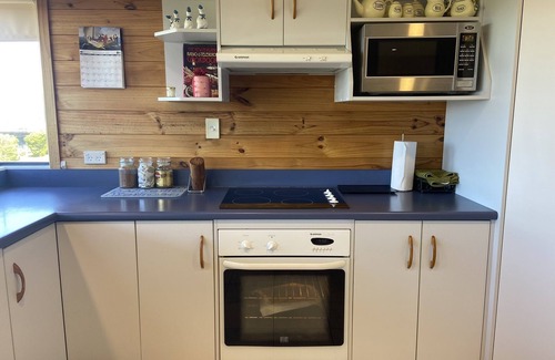 Whareroa Village House | Lake Taupo Near to Waterfront Location A Water Lover's Paradise: Up to 8 guests