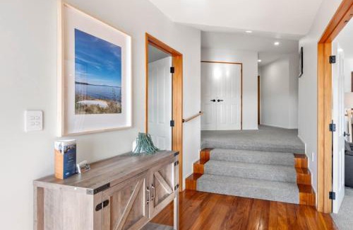 Waipahihi House | Lake Taupo Outlook - Table Tennis, Great Location