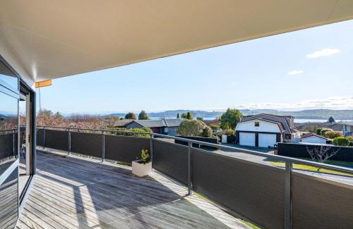 Waipahihi House | Lake Taupo Outlook - Table Tennis, Great Location