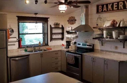 Mead House | Lake Texoma Lakeside Cottage