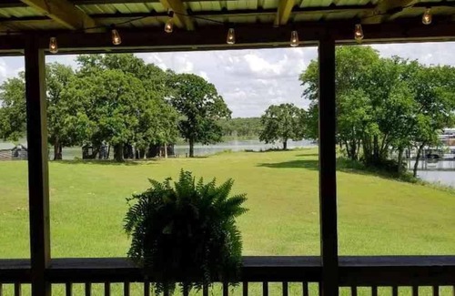 Mead House | Lake Texoma Lakeside Cottage