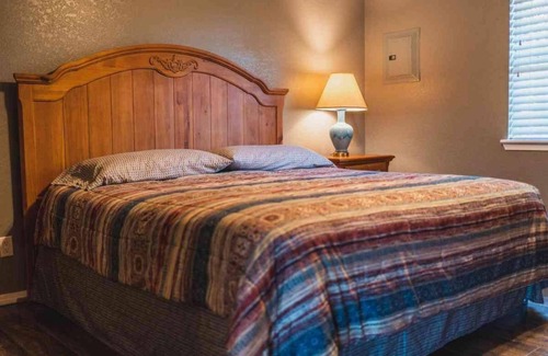 Mead Apartment | Lake Texoma Six-Plex Room - 2 Queens