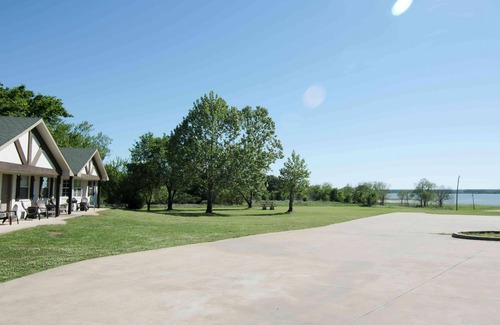 Mead Apartment | Lake Texoma Six-Plex Room - 2 Queens
