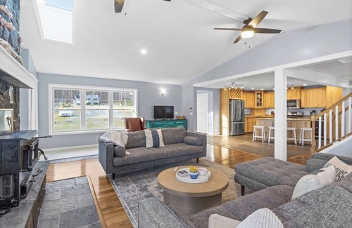 Valois Cottage | Lake Therapy On Keuka | Lakefront | FLX | Hot Tub