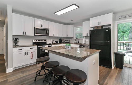 Norwood House | Lake Tillery Area, 4-bedroom house in charming Norwood with WiFi, Deck and AC