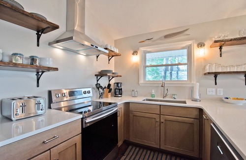 Norwood House | Lake Tillery- Beautiful sunrises, large screened porch, and newly renovated home