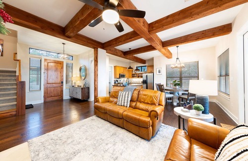 Leander Cabin | Lake Travis Hill Country Hollows Resort Cabin
