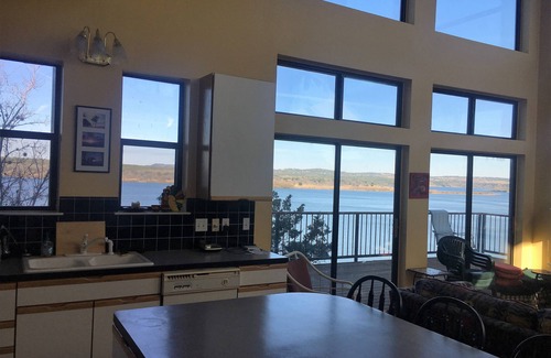 Spicewood House | Lake Travis Home on End of Cove!