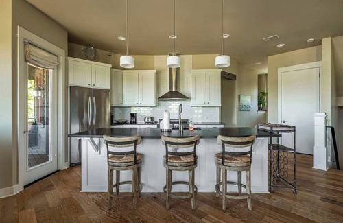 Spicewood Villa | Lake Travis Views | 5BR | BBQ | Pickleball