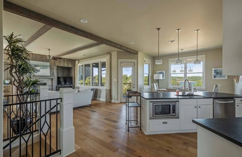 Spicewood Villa | Lake Travis Views | 5BR | BBQ | Pickleball
