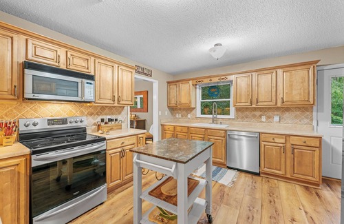 Northport House | Lake Tuscaloosa Waterfront Home -great for friends, families, and Bama parents!