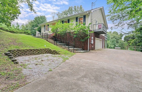 Northport House | Lake Tuscaloosa Waterfront Home -great for friends, families, and Bama parents!