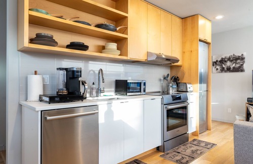 Eastlake House | Lake Union View Townhome at East Lake