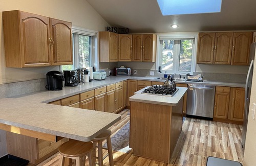 Lake Almanor Country Club House | Lake retreat for multiple families w/game room!