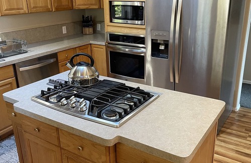 Lake Almanor Country Club House | Lake retreat for multiple families w/game room!