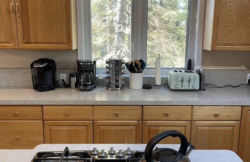 Lake Almanor Country Club House | Lake retreat for multiple families w/game room!