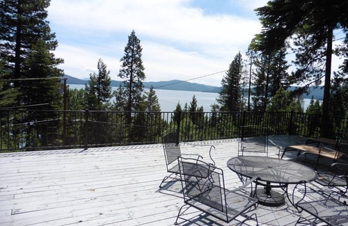 Lake Almanor Country Club Cabin | Lake Almanor County Club sleeps ten people beautiful view of lake off huge deck