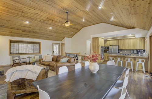 Lake Almanor Country Club House | Lake Ridge Retreat