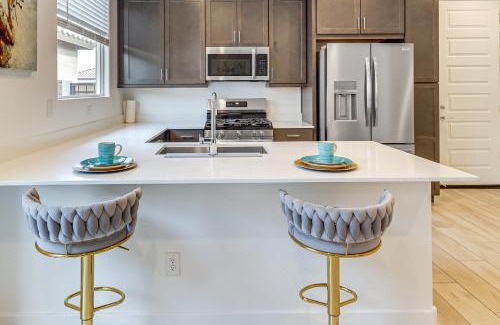 Pinal County Apartment | Lake and Mtn Views Modern Apache Junction Getaway
