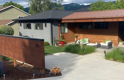 Manson House | Lake Vacation Rental- Full House