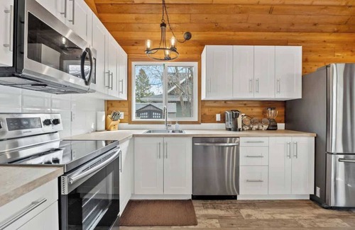 Gull Lake Cabin | Lake Vibes 3 BD 1 BA Cottage steps from the Lake