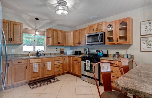 Mount Dora House | Lake Vibes Only ~ Cozy Lake House, short drive to Downtown Mt Dora & Tavares!