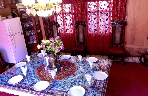 Dal Lake Boat Rental | Lake Victoria Houseboat