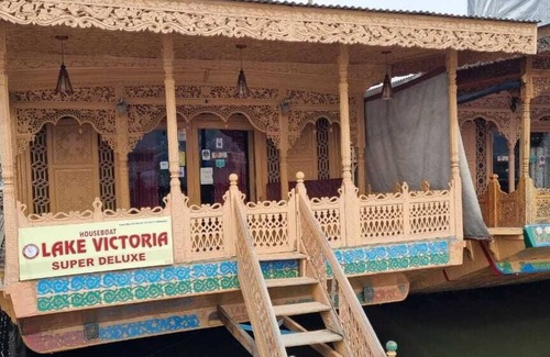 Dal Lake Boat Rental | Lake Victoria Houseboat