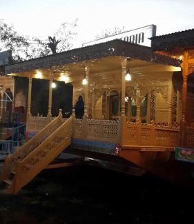 Dal Lake Bed & Breakfast | Lake Victoria Houseboats
