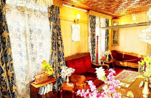 Dal Lake Bed & Breakfast | Lake Victoria Houseboats