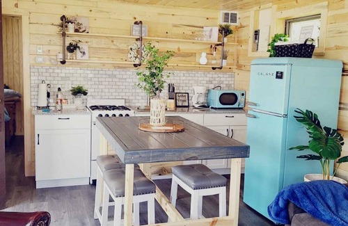 Alexandria Cabin | Lake Victoria, White cabin with beautiful views overlooking the lake