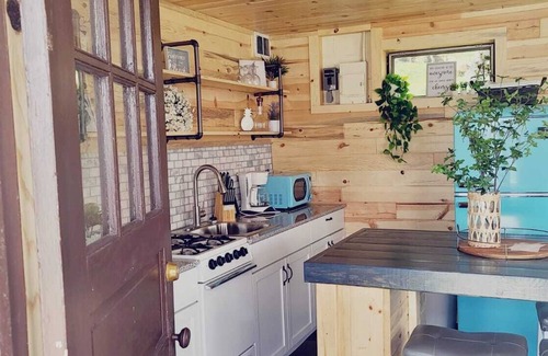 Alexandria Cabin | Lake Victoria, White cabin with beautiful views overlooking the lake