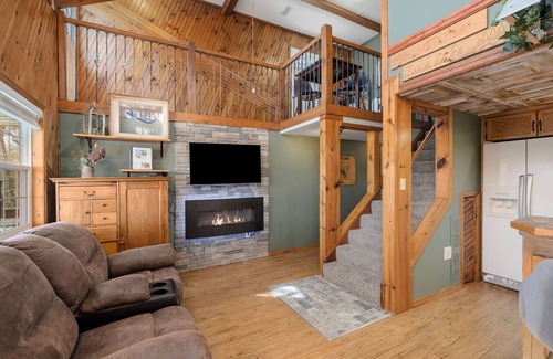 Lampe Ski Chalet | Lake View, 3 Decks, King Bed, Fire Pit, Dogwood Canyon-15 min.