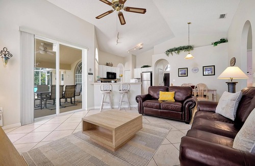 Sunridge Woods House | ⛱ Lake View - 4 Bed - Sunridge Wood - South Facing Pool Home ✈