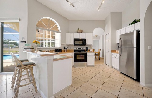 Sunridge Woods House | ⛱ Lake View - 4 Bed - Sunridge Wood - South Facing Pool Home ✈