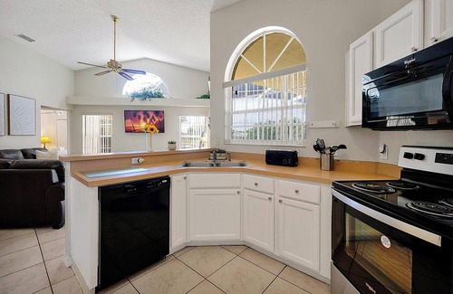 Sunridge Woods House | ⛱ Lake View - 4 Bed - Sunridge Wood - South Facing Pool Home ✈