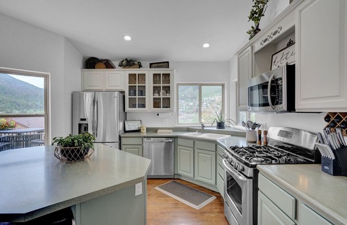 Palmer Lake House | Lake View 5-Bedroom House with a Mountain Backdrop