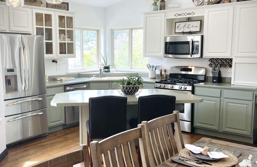Palmer Lake House | Lake View 5-Bedroom House with a Mountain Backdrop