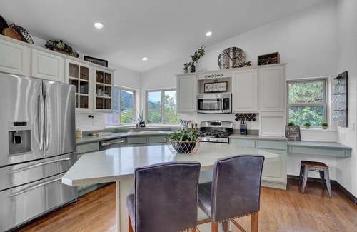 Palmer Lake House | Lake View 5-Bedroom House with a Mountain Backdrop
