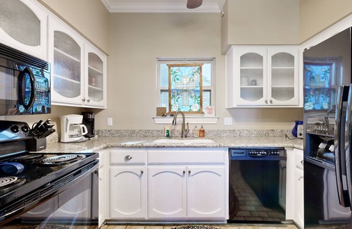 Canyon Lake House | Lake-View All-Suite Retreat - Near Marina, Beach, Dining & Outdoor Activities