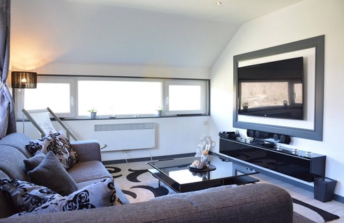 Grand Coo House | Lake-view apartment with sauna, hot tub