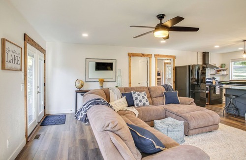 Hayden Lake Apartment | Lake-View Apt w/Furnished Deck in Hayden!