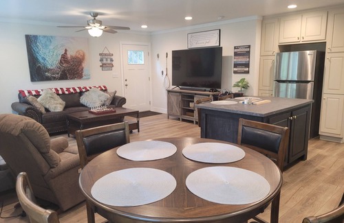 Martin House | Lake View Charming 2-bedroom home with WiFi, AC in pleasant Martin.