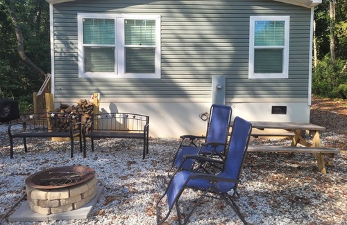 Martin House | Lake View Charming 2-bedroom home with WiFi, AC in pleasant Martin.