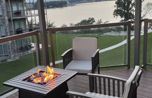 Arnolds Park Condo | Lake view condo! Updated unit with 8 beds and 6 waterpark passes at Bridges Bay.