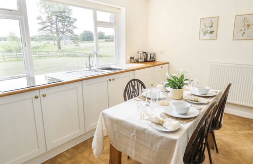 Alford Cottage | LAKE VIEW COTTAGE, family friendly, country holiday cottage in Alford